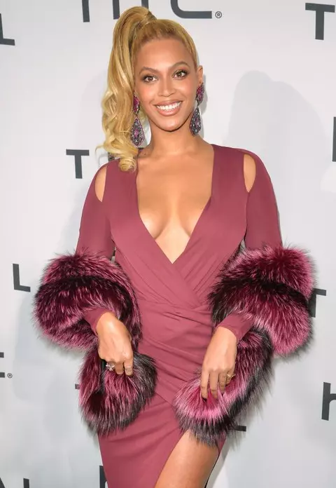 Beyonce a apărut cu o rochie cu decolteu ameţitor