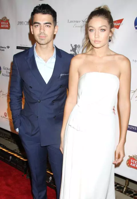 Joe Jonas și Gigi Hadid – Prima apariţie a cuplului pe covorul roşu