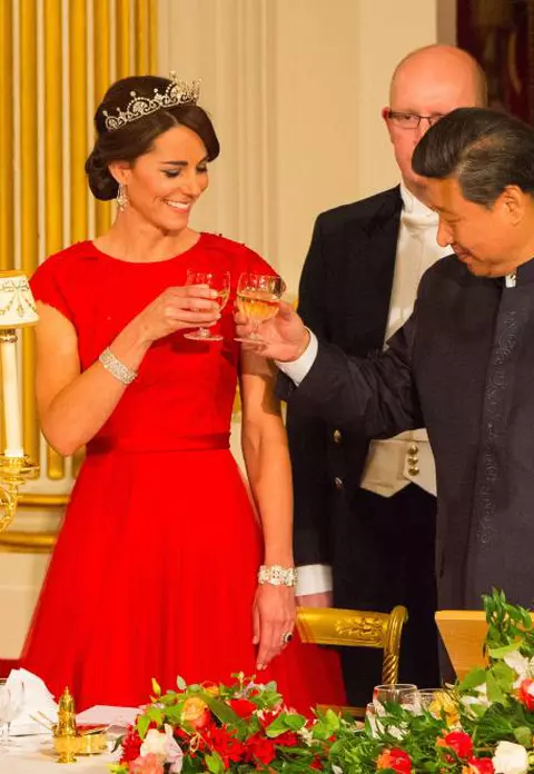 Ducesa de Cambridge – O apariţie glam şi rafinată la dineul oficial de la Palatul Buckingham