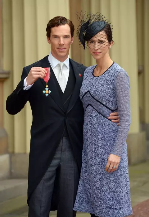 Benedict Cumberbatch – Decorat de Regină sub privirile pline de admiraţie ale soţiei lui