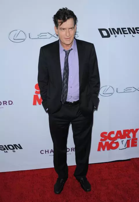 Charlie Sheen ar urma să dezvăluie că este infectat cu virusul HIV