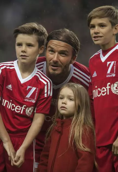Harper Beckham – Adorabilă pe terenul de fotbal alături de tatăl şi fraţii săi