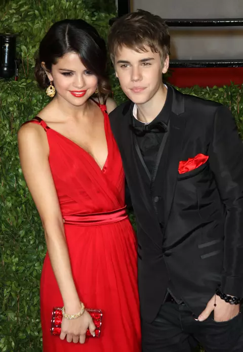 Selena Gomez vrea să îl împace pe Justin Bieber cu mama sa
