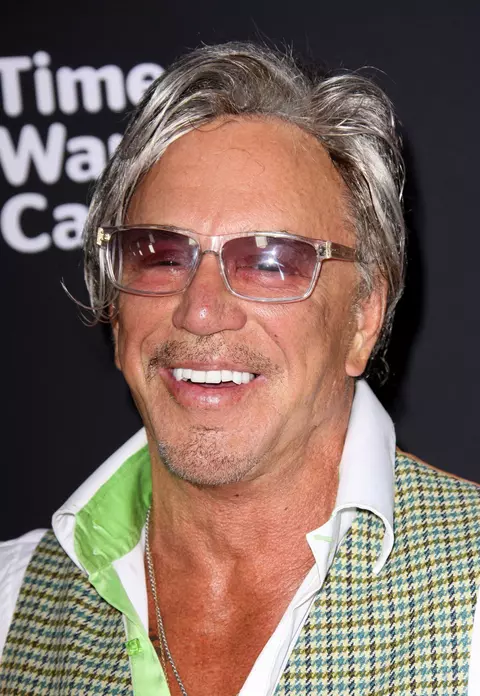 Mickey Rourke, salvat de câinele său de la moarte