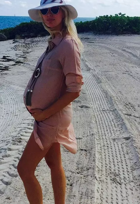 Cât de bine arată Karolina Kurkova cu puţin timp înainte de a naşte!
