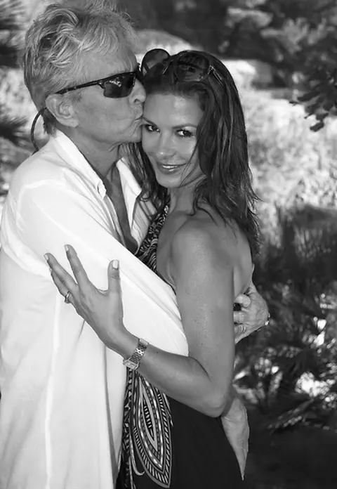 Catherine Zeta-Jones şi Michael Douglas au sărbătorit 15 ani de la căsătorie. Iată ce şi-au spus cei doi!