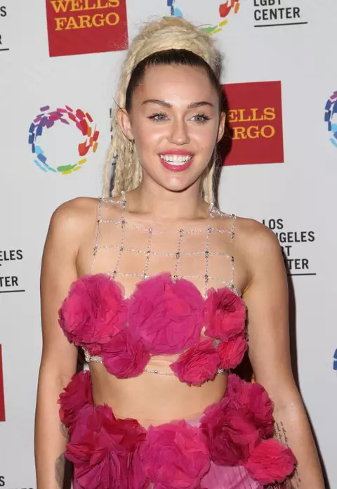 Miley Cyrus a pozat nud