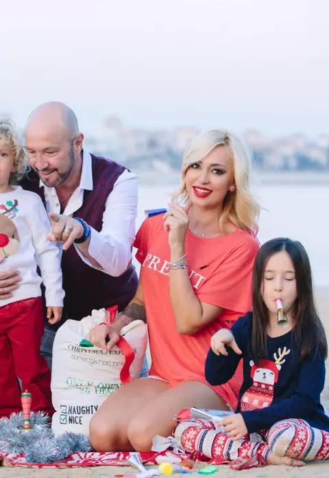 Raluca Zenga, Crăciun pe plajă, cu om de zăpadă din nisip și cămile
