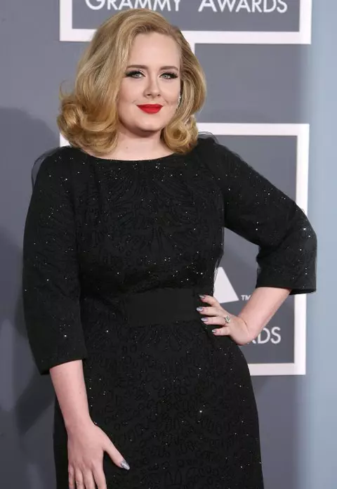 Adele şi-a schimbat look-ul