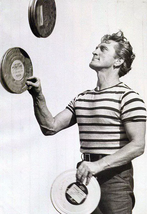 Kirk Douglas a ajuns la 99 de ani. Fotografii de ieri şi de azi cu unul dintre cei mai mari actori