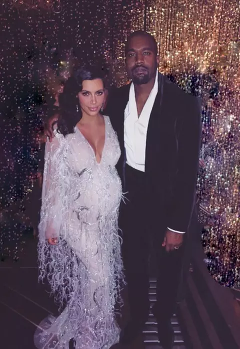 Kim Kardashian şi Kanye West au devenit părinţii unui băieţel
