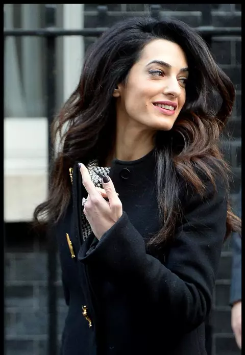 Amal Clooney, într-o ţinută şic şi rafinată la întâlnirea cu David Cameron