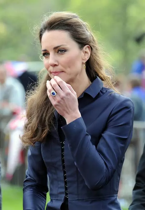 Kate Middleton a interzis vânzarea unor copii ale inelului său de logodnă