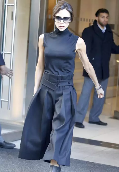 Victoria Beckham prezintă lucrurile must-have pe care orice femeie trebuie să le aibă în dressing