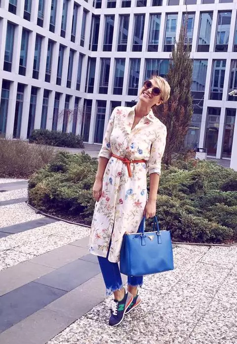 Carmen Negoiţă poartă deja trend-ul acestei primăverii: rochia-cămaşă cu imprimeuri florale
