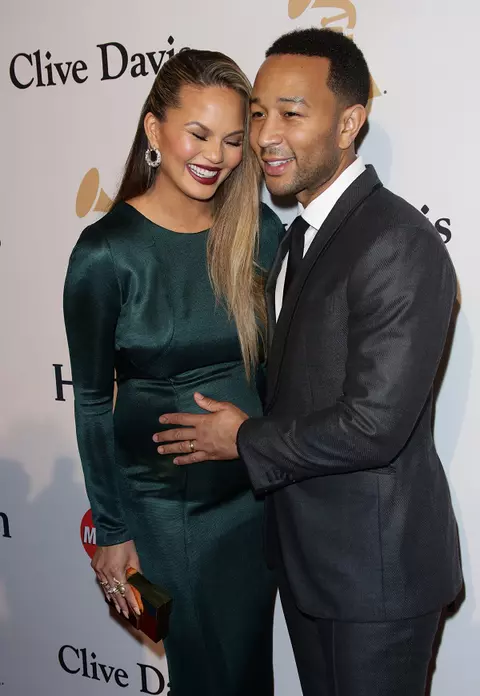Chrissy Teigen şi John Legend – O nouă apariţie glam pentru viitorii părinţi