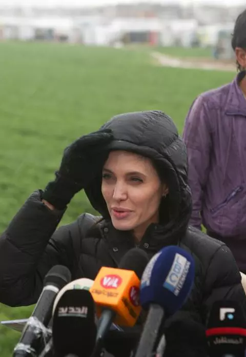 Angelina Jolie – Într-o vizită emoţionantă în taberele de refugiaţi sirieni