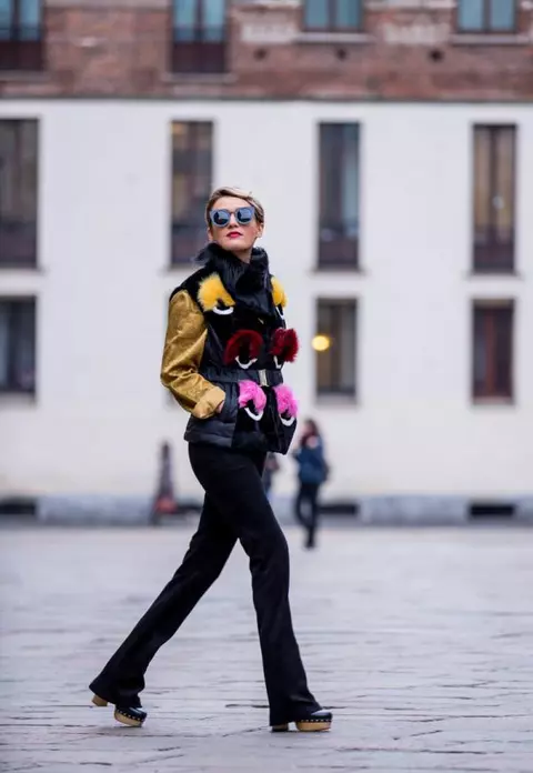 Carmen Negoiţă adoptă cu succes stilul anilor 70