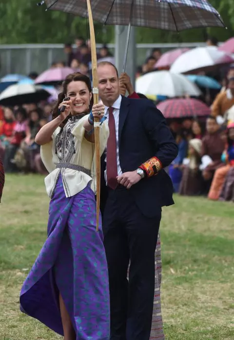 Kate şi William au ajuns în Bhutan şi s-au întâlnit cu unul dintre cele mai frumoase cupluri regale
