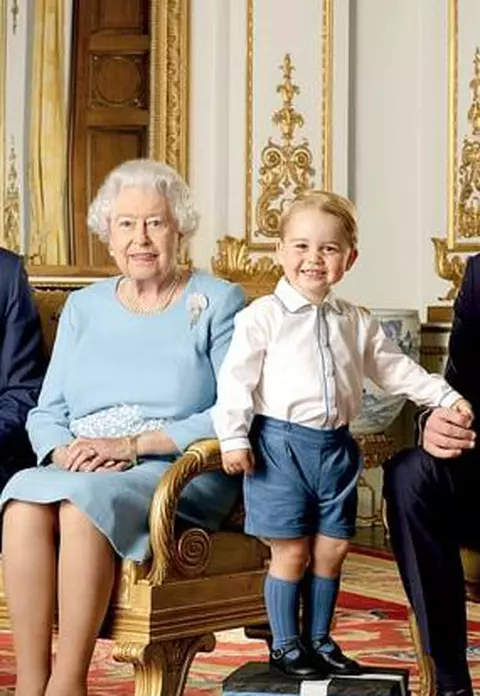 Prinţul George – Fotografie de familie alături de Regina Elisabeta a II-a, Prinţul Charles şi Prinţul William