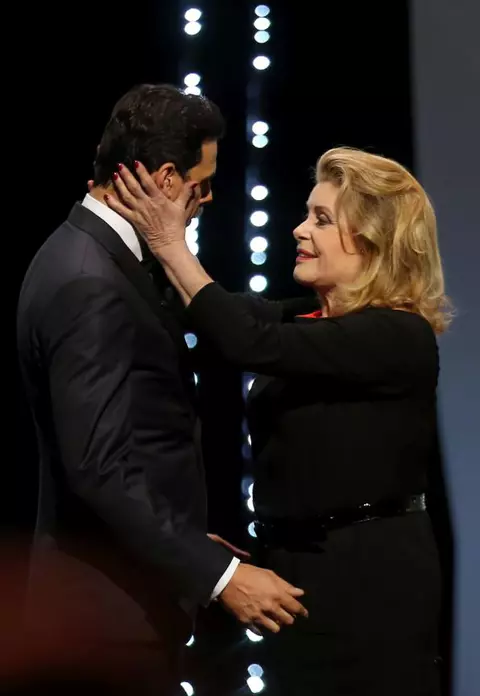 Sărutul cu care Catherine Deneuve a deschis Festivalul de film de la Cannes