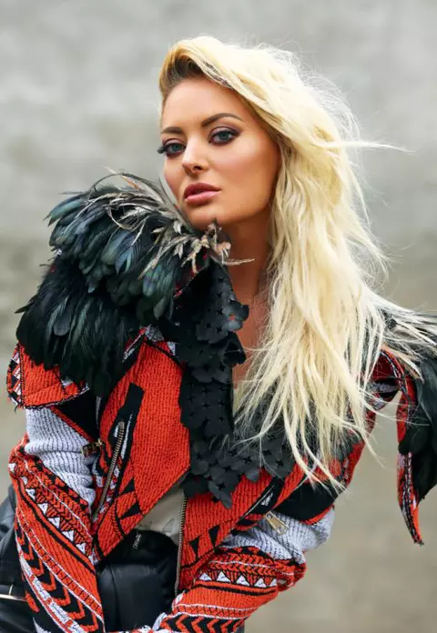 Delia – Transformare radicală de look. Uite cum îi stă brunetă!