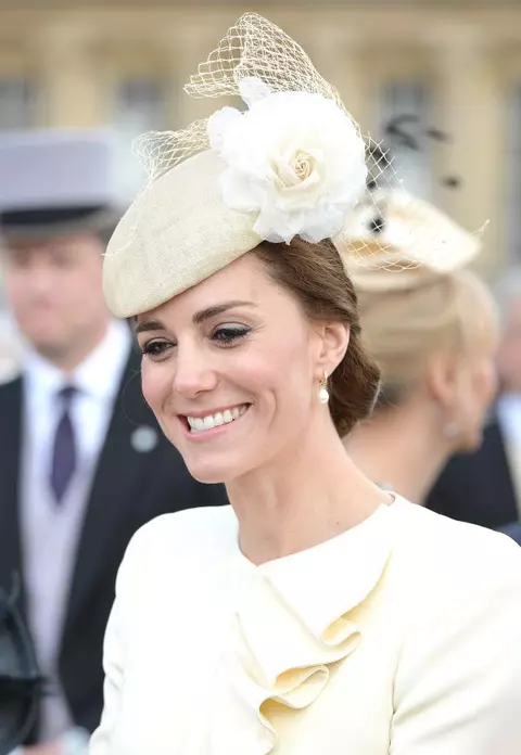 Kate Middleton – În outfit-ul de la botezul Prinţului George la garden party-ul de la Palatul Buckingham