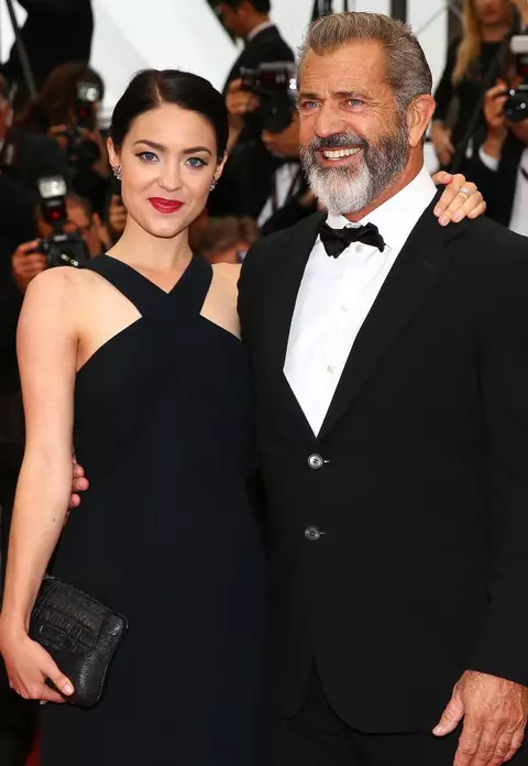 Mel Gibson – Cu iubita mult mai tânără pe covorul roşu