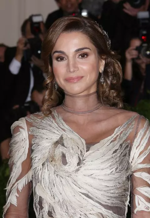 Regina Rania a Iordaniei – Stylish pe covorul roşu, o mamă ca oricare alta după aceea