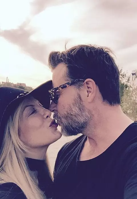Tori Spelling a sărbătorit 10 ani de căsătorie la Paris