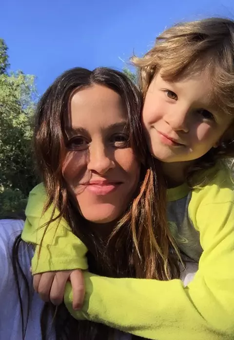 Alanis Morissette – Însărcinată cu al doilea copil, a pozat dezbrăcată