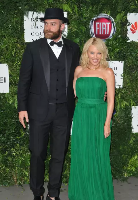 Kylie Minogue şi Joshua Sasse - Cuplu glam pe covorul roşu, la Londra