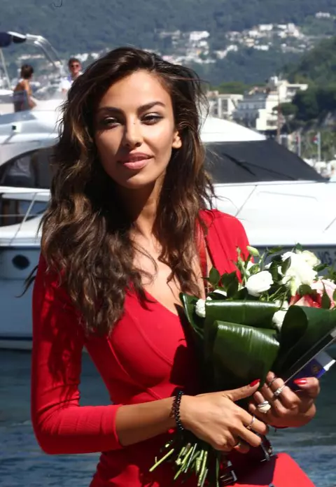 Madălina Ghenea – Primită cu flori într-un port italian