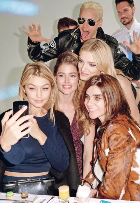 Cum a evoluat modul vedetelor de a-şi face selfie