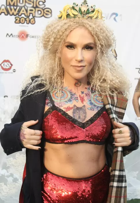 Ţinutele vedetelor de la Media Music Awards, comentate de editorii Elle - Video