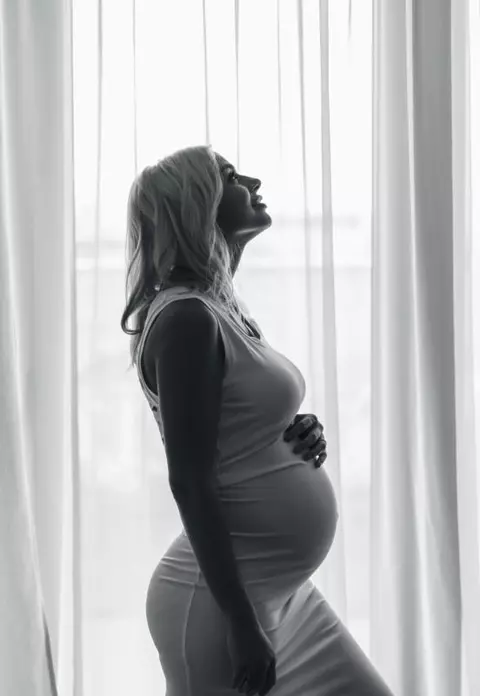 Cătălina Grama - Însărcinată cu o fetiţă, a realizat în exclusivitate pentru VIVA! primul pictorial în casa ei