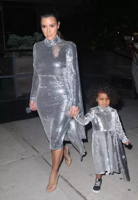 Noile obsesii ale lui Kim Kardashian - argintiul și ținutele transparente