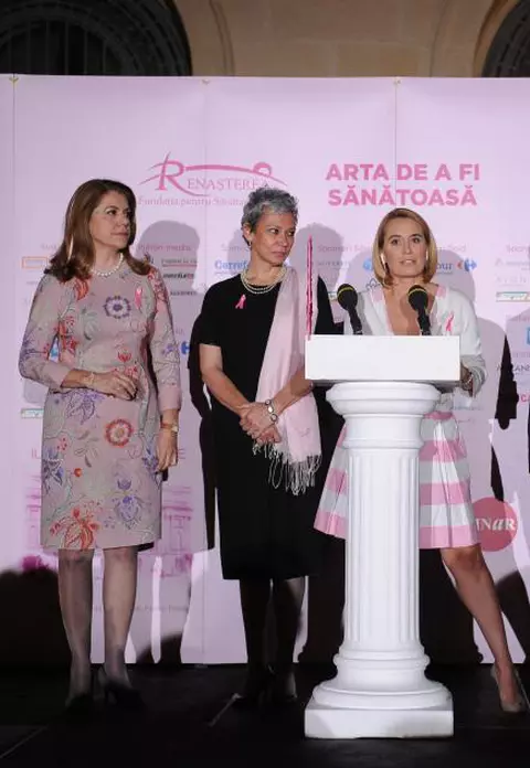 Muzeul Național de Artă al României a fost iluminat în roz