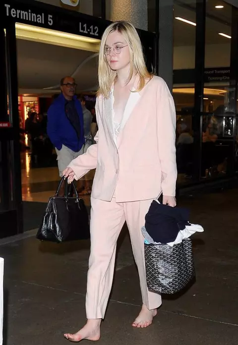 Elle Fanning, desculţă în aeroport