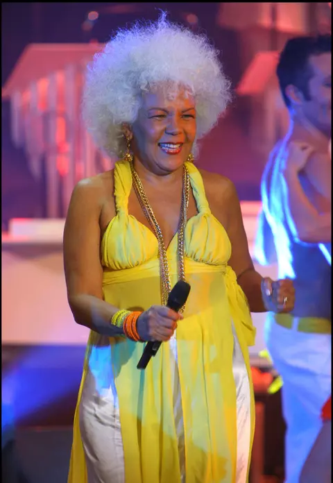 Doliu în lumea muzicală internațională! Cântăreața care a lansat cel mai popular hit al anilor ’90 a părăsit scena!