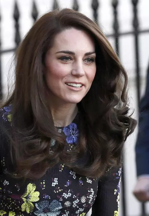 Kate Middleton – Apariţie extrem de sexy într-o rochie scurtă