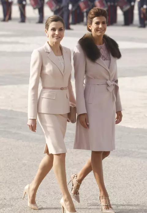 Regina Letizia a Spaniei faţă în faţă cu Prima Doamnă a Argentinei - Extrem de stylish în ţinute asemănătoare