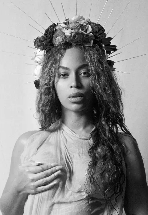 Beyonce a pozat goală