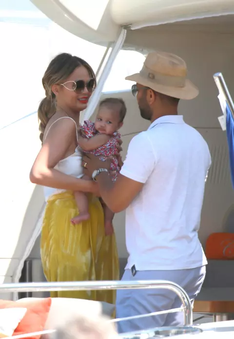 John Legend își ia fiica în turneu