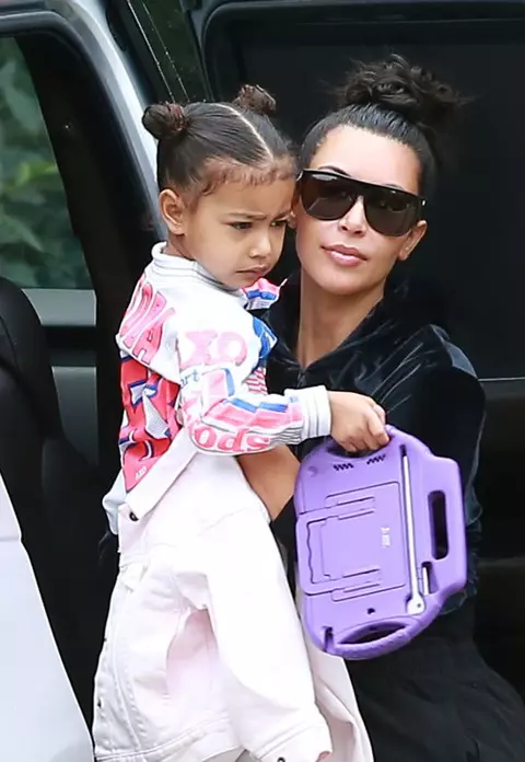 O adevărată artistă! North West, fiica lui Kim Kardashian, și-a pictat camera…cu ojă