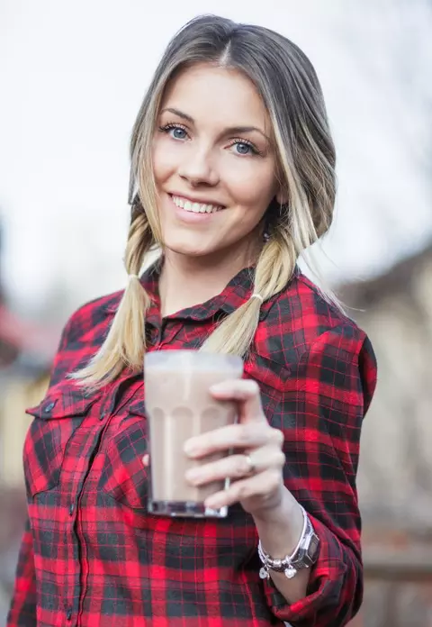 Rețeta de miercuri - Andreea Ibacka propune milkshake cu ciocolată și banane pentru dimineți pe grabă