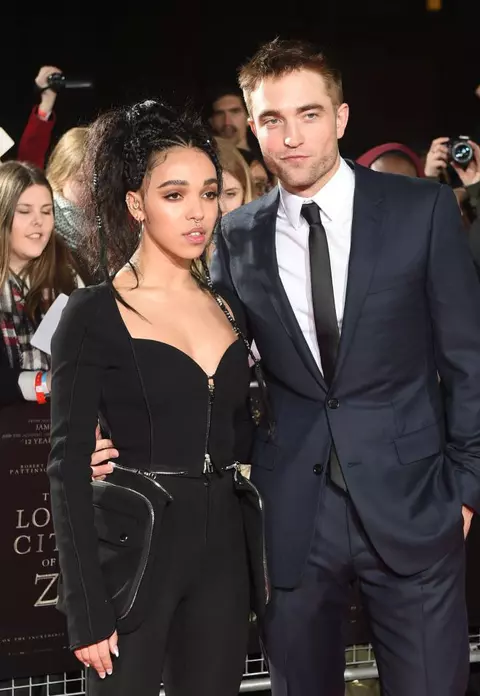 Robert Pattinson și iubita sa, gesturi tandre pe covorul roșu
