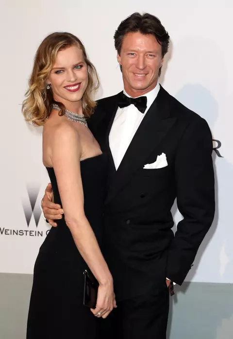 Bat clopotele de nuntă pentru Eva Herzigova: top modelul s-a logodit