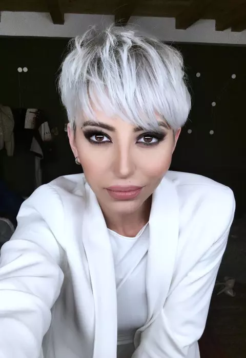 Ce ascunde Giulia în poşetă