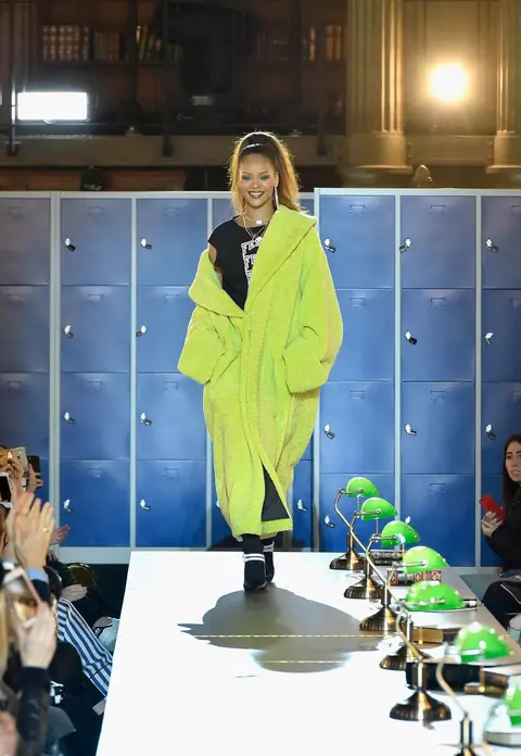 Rihanna a lansat o linie vestimentară pentru adolescenți